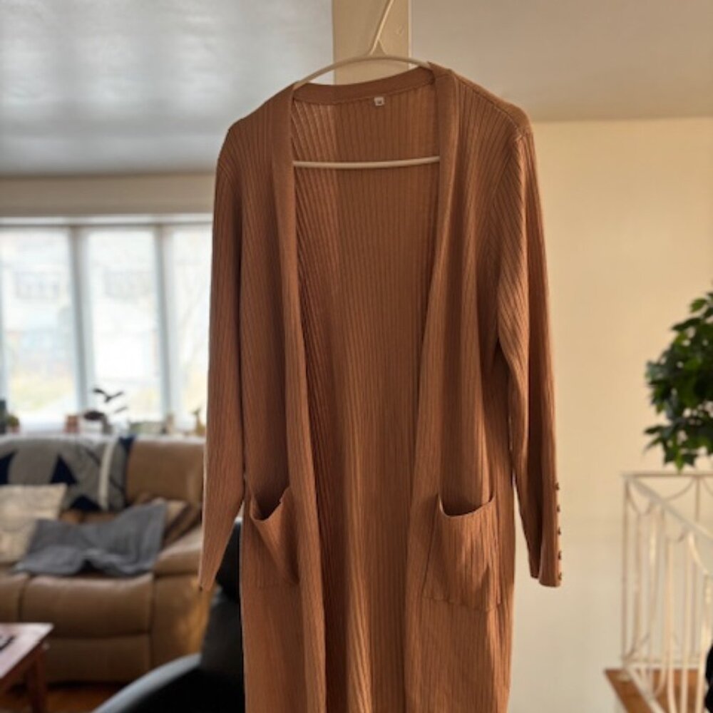 WOMANS SWEATER SIZE M LIKE NEW